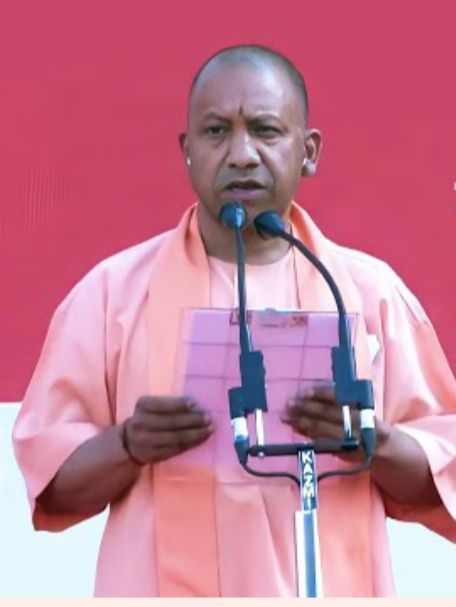 योगी आदित्यनाथ शपथ लेते हुए